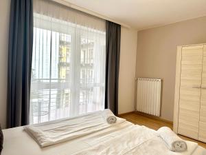 Prime Stay - Modern 1 Bedroom Apartment with Balcony