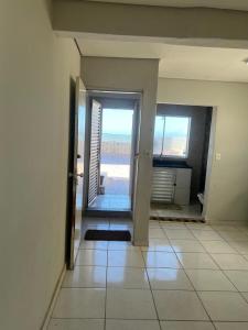 A poucos passos da praia, moderno e confortável