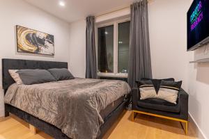 Cozy Brooklyn Getaway with Balcony