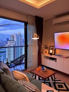 5min Metro | KingBed | Kitchen full | Netflix WiFi