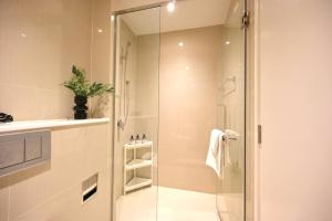 5min Metro | KingBed | Kitchen full | Netflix WiFi