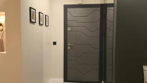 LUXURY Designer Apt I Meters to Gondola Lift I Sleeps 6 I Pool & Parking I