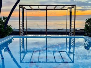 Beachfront Pool Deluxe Livingroom,Kitchen&BBQ