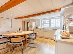 5 Bed in Eden Valley SZ111