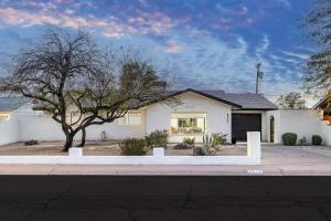 Moody Modern Desert Retreat – Backyard Bliss Awaits