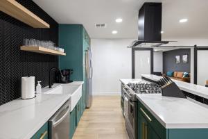 Moody Modern Desert Retreat – Backyard Bliss Awaits