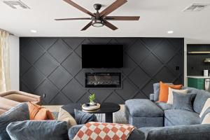 Moody Modern Desert Retreat – Backyard Bliss Awaits