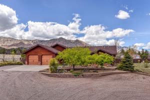BunnyLand Lodge Panoramic Mt. Views Fantastic Backyard Patio Scenic Location in Flagstaff