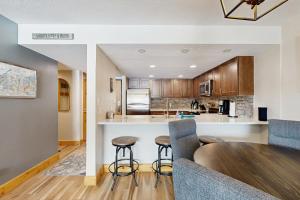 Ten Mile Circle Apartment 291