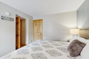 Ten Mile Circle Apartment 291