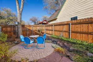 Downtown Crown Stylish Mid-Century Design Walk to Dining Shops