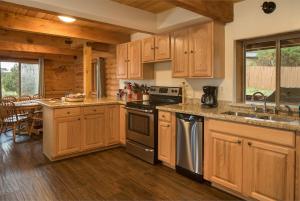 Ontario Ave Remodeled Log Cabin on 1 Acre Gateway to Grand Canyon Amazing Views