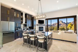 Zendona Luxury Estate Hot Tub Putting Green and Fire Pits Stunning Views Near Trails