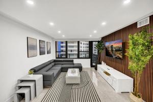 Modern 3BR Ocean view Condo with Pools, Gym and Sauna 1407