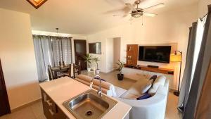 Near Plaza, Cafe! Sunset Beach House Garden Kitchen