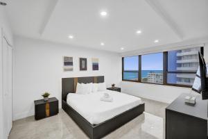 Modern 3BR Ocean view Condo with Pools, Gym and Sauna 1407