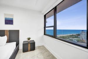 Modern 3BR Ocean view Condo with Pools, Gym and Sauna 1407