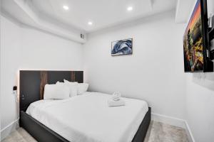 Modern 3BR Ocean view Condo with Pools, Gym and Sauna 1407