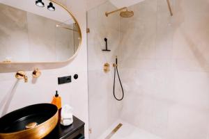 Lake House 10 - 4 Person Lake view apartment!