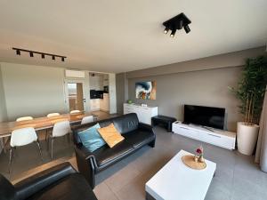 Modern appartement met frontaal zeezicht te Westende