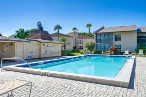 4 Mi to Beach! Naples Snowbird Nest with Pool Access