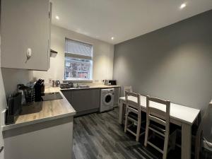 Perth City Centre Apartment - Short & Long Stays Welcome - 2x Smart TVs - Sky TV - Fast WiFi - Fully Equipped - Located Next toAmenities