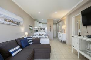 Forte Beach Retreat - 2BR Apartment with Terrace & AC