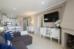 Forte Beach Retreat - 2BR Apartment with Terrace & AC