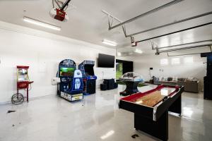 Entertainers Paradise ArcadeGolf SimuPickleballTheaterGymSwim-up Bar