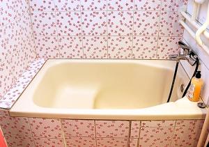 Spacious Old-School Condo in Maksimir
