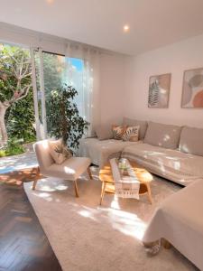 The Luzia House - 4BR Villa - AC, large kitchen, living room, free parking, gardens, terraces, sun exposureday - Coliving