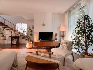 The Luzia House - 4BR Villa - AC, large kitchen, living room, free parking, gardens, terraces, sun exposureday - Coliving