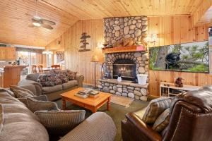 Meandering Moose - Walk to Zoo, Hiking, Slopes & Golf Course, Smart TV, Deck, BBQ