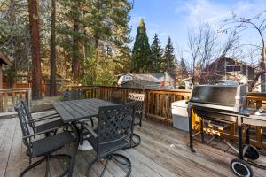 Meandering Moose - Walk to Zoo, Hiking, Slopes & Golf Course, Smart TV, Deck, BBQ