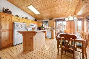 Meandering Moose - Walk to Zoo, Hiking, Slopes & Golf Course, Smart TV, Deck, BBQ