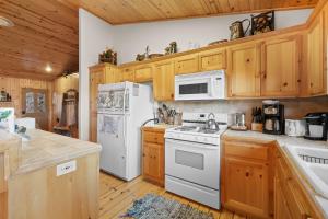 Meandering Moose - Walk to Zoo, Hiking, Slopes & Golf Course, Smart TV, Deck, BBQ