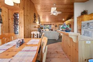 Meandering Moose - Walk to Zoo, Hiking, Slopes & Golf Course, Smart TV, Deck, BBQ