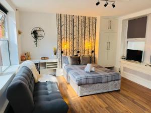 F3 Glasshouse Studio Flat