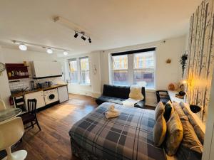 F3 Glasshouse Studio Flat