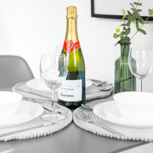 Modern 2 Bed Apartment - Sleeps 3 - Netflix - Parking 55C