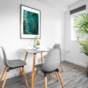 Modern 2 Bed Apartment - Sleeps 3 - Netflix - Parking 55C