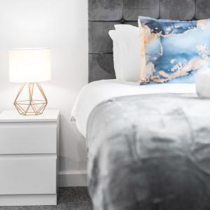 Modern 2 Bed Apartment - Sleeps 3 - Netflix - Parking 55C