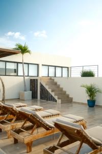 Downtown Penthouse with Private Pool, Rooftop Pool and Gym, short distance from Beaches, Restaurants & Nightlife