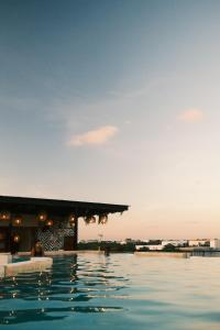 Downtown Penthouse with Private Pool, Rooftop Pool and Gym, short distance from Beaches, Restaurants & Nightlife