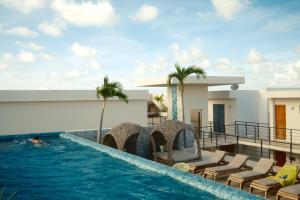 Downtown Penthouse with Private Pool, Rooftop Pool and Gym, short distance from Beaches, Restaurants & Nightlife