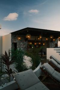 Downtown Penthouse with Private Pool, Rooftop Pool and Gym, short distance from Beaches, Restaurants & Nightlife