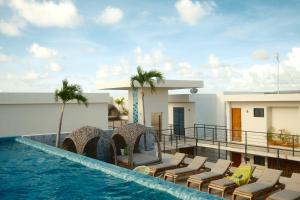 Downtown Penthouse with Private Pool, Rooftop Pool and Gym, short distance from Beaches, Restaurants & Nightlife