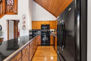 The Lodge on the Creek - Branson West Cabin with Beautiful Views