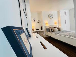 F4 Glasshouse Studio Flat