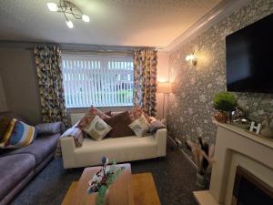 Charming 2 Bed Modern Guest House with Free Parking up to 3 cars
